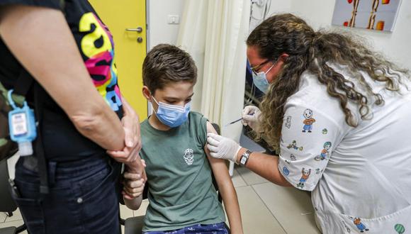 Un niño recibe una dosis de la vacuna Pfizer. (Foto de JACK GUEZ / AFP).