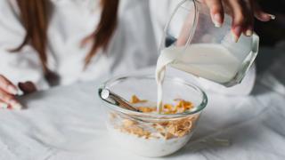 Empresa de cereales recibe millonaria demanda por parte de una mujer engañada