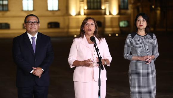 La presidenta Dina Boluarte declaró a los periodistas luego de reunirse con representantes de Somos Perú y Fuerza Popular en Palacio de Gobierno. (Foto: jorge.cerdan/@photo.gec)