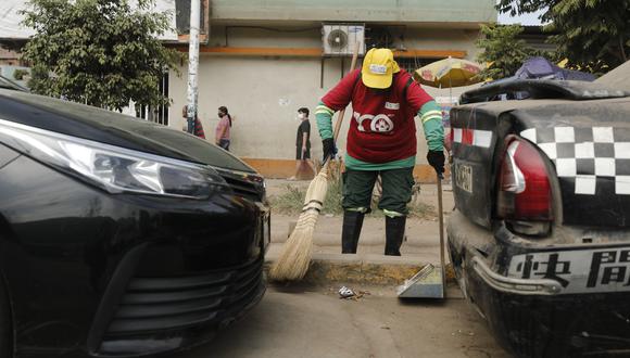 EN RIESGO. Minam era el encargado de abastecer a municipalidades con mascarillas y guantes para el personal de limpieza. Lo hizo a medias. (Foto: Leandro Britto/El Comercio).