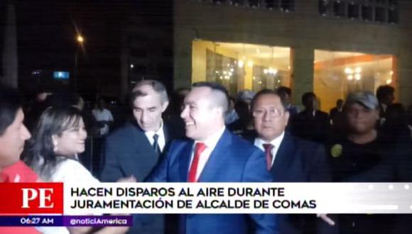 Hacen disparos al aire en juramentación de nuevo alcalde de Comas. (Captura: América Noticias)