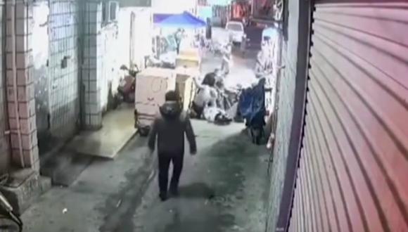 Una cámara de seguridad grabó cómo un grupo de peatones cayó dentro de un agujero que se formó en el suelo de un callejón de China. (Foto: Captura)