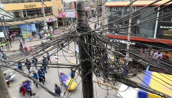 Trampas mortales en Lima por marañas de cables eléctricos y de telecomunicaciones. (Perú21)