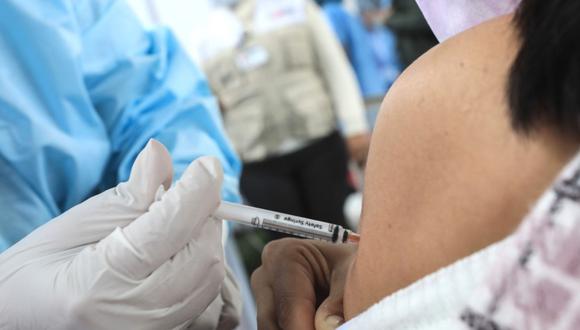 El Minsa sugirió aplicarse la vacuna bivalente. (Foto: Andina)
