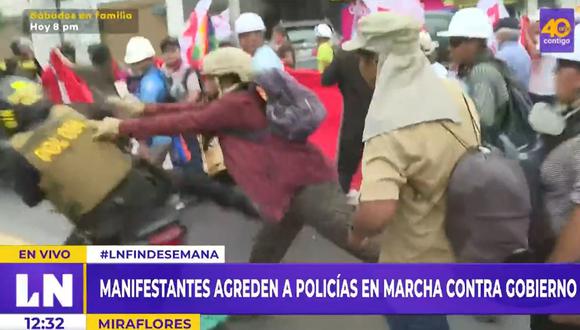 Instantes en que policía es agredido por manifestante. Foto Captura vídeo Latina tv.