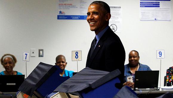 Barack Obama votó de manera anticipada en Chicago en medio de la expectación de varios de curiosos. (Reuters)