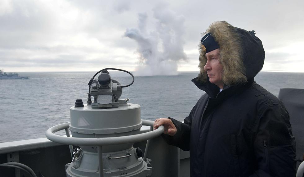 El presidente ruso, Vladimir Putin, asiste a los simulacros conjuntos de su fuerza naval en el Mar Negro. (Foto: Reuters)