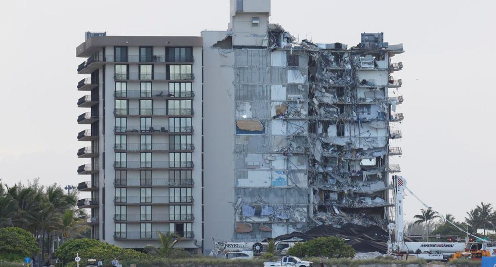 Vista del edificio residencial parcialmente derrumbado cuando se detienen las operaciones de rescate, en Surfside, Florida, Estados Unidos. (REUTERS/Marco Bello).
