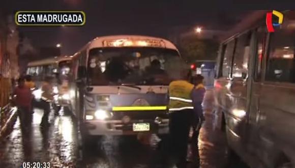 Una lluvia intensa cayó en la capital por eso los inspectores municipales instaban a los chóferes de buses reducir la velocidad para prevenir accidentes.. (Panamericana TV)