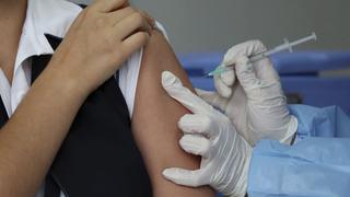 Listas VIP, robos y fraudes en la vacunación son la nueva pandemia en América 
