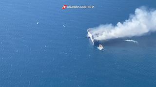 Tres heridos y dos hombres atrapados en el incendio de un ferry en Grecia [VIDEO]