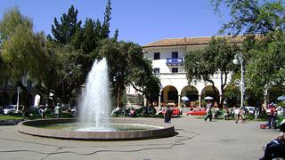 Chileno se baña en plaza del Cusco