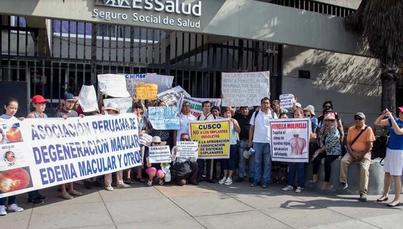 Más de 50 pacientes de EsSalud protestaron en el frontis de la sede principal en Lince, denunciando que la institución estaría negándose a la entrega de medicamentos o tratamientos prescrito por los médicos. (Foto: Difusión)