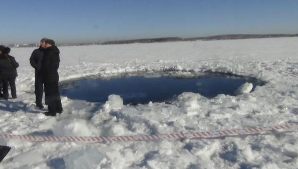EL CRÁTER. En Rusia, buzos buscaban fragmentos del meteorito. (Reuters)