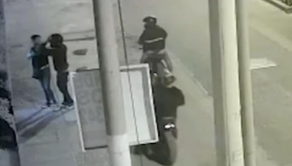 Delincuentes asaltan en motos en San Juan de Miraflores. (Foto: captura TV)
