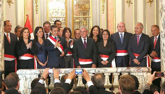 El gabinete en pleno durante la ceremonia en el Salón Dorado de Palacio. (Andina)