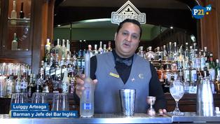 Luiggy Arteaga jefe del Bar Inglés prepara un Pisco Sour al estilo Bar Inglés