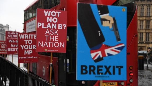 Carteles en contra del brexit permanecen colgados este jueves ante el Parlamento británico en Londres, Reino Unido. (Foto: EFE)