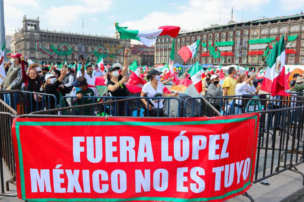 Opositores del presidente de México, Andrés Manuel López Obrador, participan en una protesta en la explanada del Zócalo en Ciudad de México. (EFE/José Pazos).