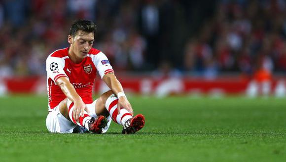 Mesut Özil estará casi tres meses fuera del fútbol por lesión en rodilla. (Reuters)