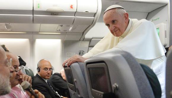 El Papa en conferencia de prensa durante su viaje de retorno a Roma. (AP)