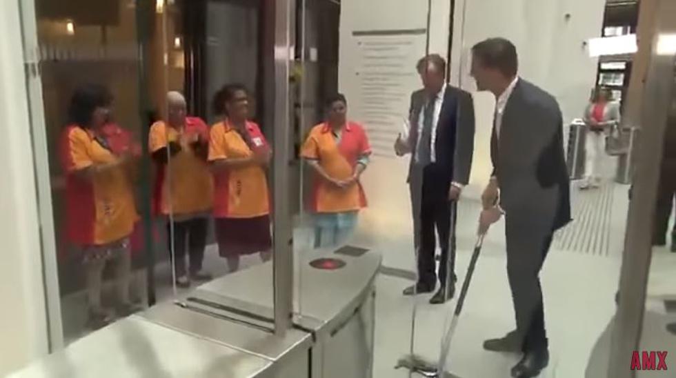 Mark Rutte, el primer ministro holandés, se ha convertido en el protagonista de un video que se ha viralizado en redes sociales. (Captura/Youtube)