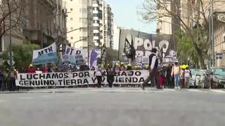 Manifestantes reclaman más ayuda social al gobierno en Argentina