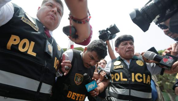 Policías trasladan a José Carlos Solari, detenido por su presunta participación en el asesinato de seis personas en el distrito de San Miguel, el lunes 6 de febrero | Foto: Andrés Paredes / @photo.gec