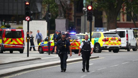 La policía armada custodia las calles después de que un automóvil se estrelló frente a las Casas del Parlamento en Westminster, Londres. (Foto: Reuters)