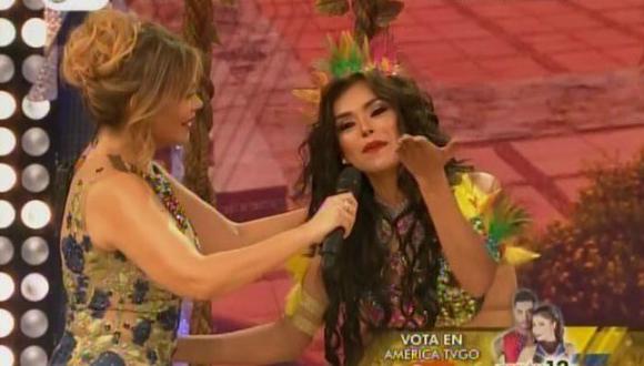 La modelo junto a Gisela Valcárcel en plena emisión de 'El gran show'. (Captura de Canal 4)