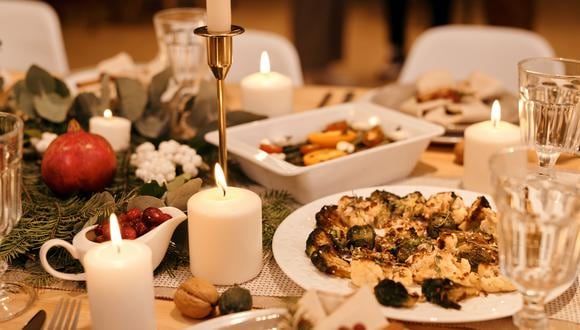 Si no se distribuye de manera adecuada, la cena navideña puede sobrepasar el requerimiento de 2,200 calorías por persona al día. (Foto: Pexel)