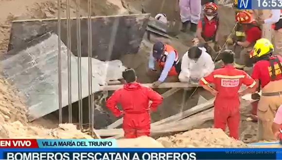 Los bomberos rescataron a los obreros sepultados en Villa María del Triunfo. (Canal N)
