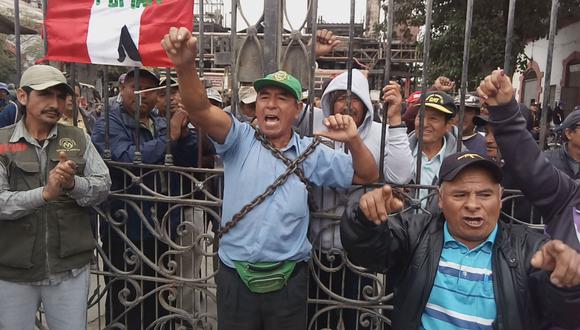 Obreros de la azucarera Tumán de Chiclayo se encadenaron a la puerta del emporio para exigir la salida del Grupo Oviedo de la administración.