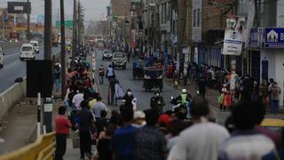 Personas forman larga cola de hasta tres kilómetros para ingresar al mercado Huamantanga en Puente Piedra