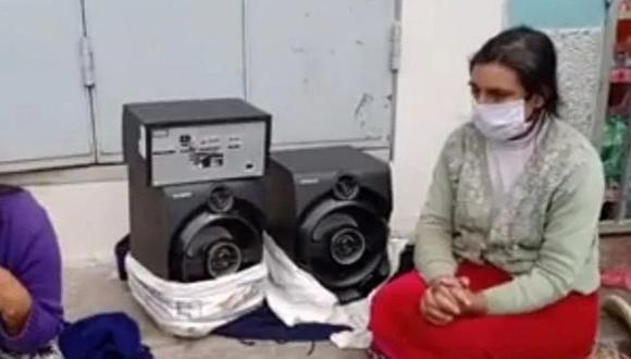 La Libertad: Mamita carga equipo de sonido en la espalda para venderlo y poder alimentar a sus cinco hijos