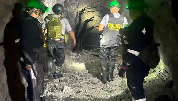 El Perú está rodeado de organizaciones criminales que tienen estructuras organizativas con capacidad de expansión, señala el columnista. En la foto, el ataque a una mina en Pataz, La Libertad.
