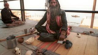 Los Aghoris, la secta caníbal que come sus heces, fuma marihuana y practica necrofilia en la India