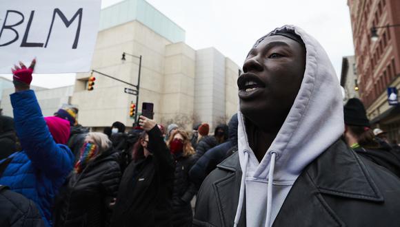 Los manifestantes marchan por Patrick Lyoya, un hombre negro que recibió un disparo mortal de un oficial de policía, en el centro de Grand Rapids, Michigan, el 16 de abril de 2022. (Foto de Mustafa Hussain / AFP)