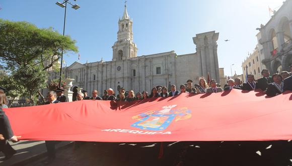 FESTEJOS. Con el Paseo de la Bandera se inició el mes jubilar. (Foto: CLICK)