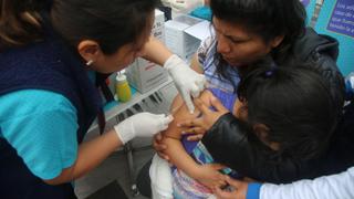 Vacunan y entregan ropa a vecinos de ‘Ticlio chico’ en Villa María del Triunfo