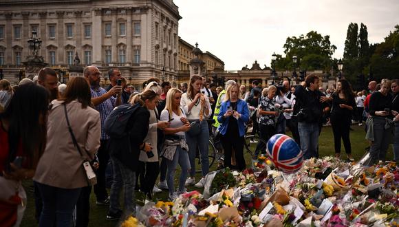 La gente deposita flores frente al Palacio de Buckingham en Londres el 10 de septiembre de 2022. (Foto: Marco BERTORELLO / AFP)