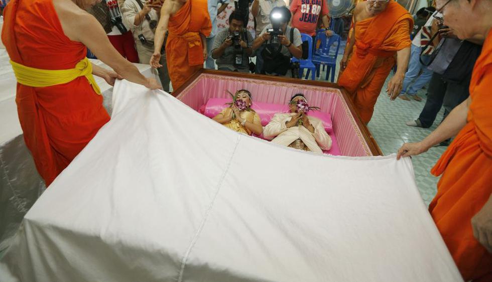 En Tailandia algunas peronas se casan en un ataúd, porque sienten que en ese matrimonio les irá bien. (EFE)