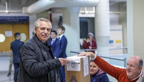 El presidente de Argentina Alberto Fernández emite su voto durante las elecciones primarias en un colegio electoral en Buenos Aires el 13 de agosto de 2023. (Foto de Esteban Collazo / Presidencia argentina / AFP).