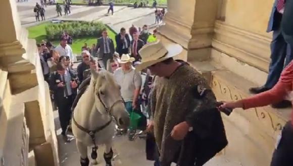 El congresista colombiano Alirio Barrera llegó al pleno en su caballo, al cual señaló de ser su mascota.  (Foto de Twitter/@Danielbricen)