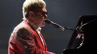 Elton John, de 75 años, reaparece en silla de ruedas