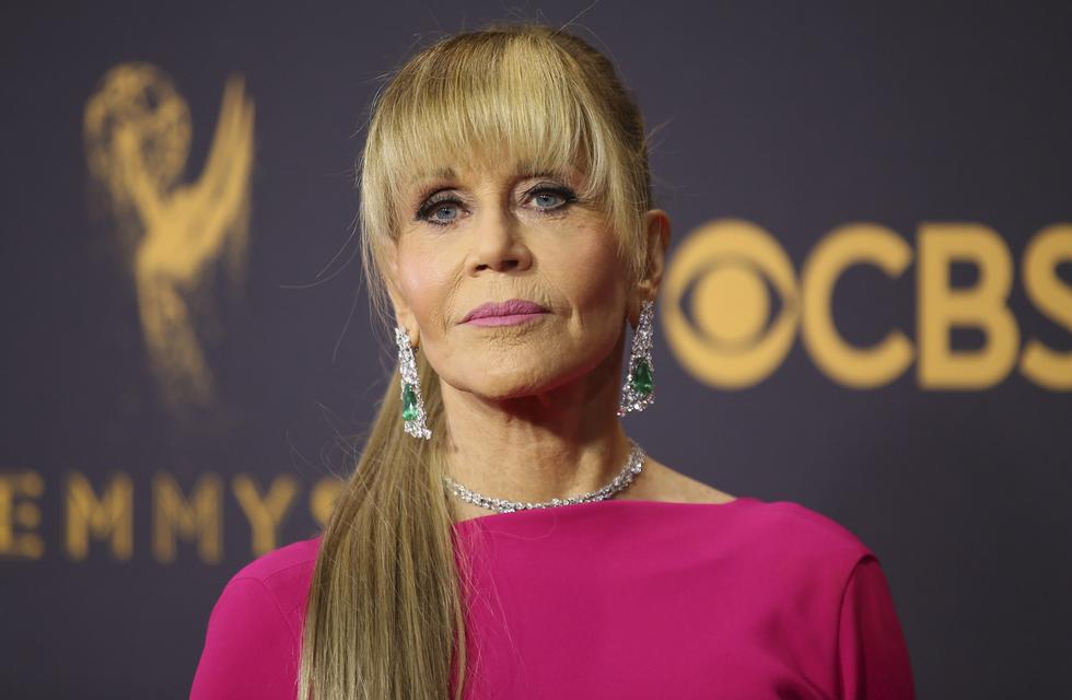 Actriz Jane Fonda en la alfombra roja de los premios Emmy 2017. (Reuters)