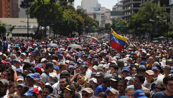 Cientos de personas escuchan al líder opositor Juan Guaidó este miércoles en las calles de Caracas (Venezuela). (Foto: EFE)
