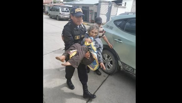 Agentes de la Policía Nacional lograron rescatar a la anciana de 81 años. (FOTOS: Juan C. Sequeiros)