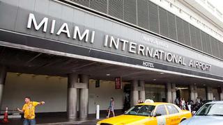 Alcalde de Miami exige medidas más estrictas contra el coronavirus en el aeropuerto