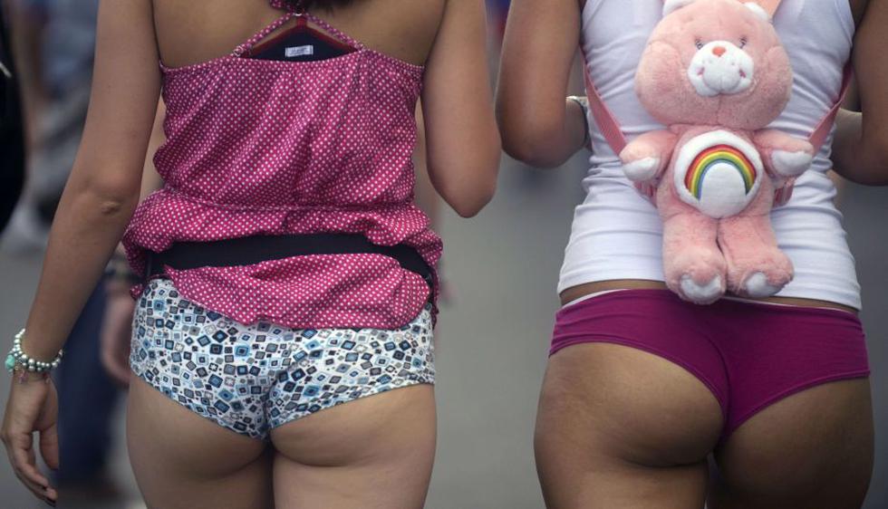 Cientos de personas participaron del ‘Día sin pantalones’ en la ciudad de Medellín, en Colombia. (AFP)